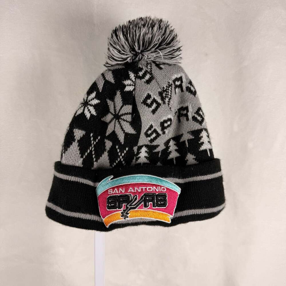 San Antonio Spurs Mitchell & Ness Hardwood Classics Cuffed Pom Knit Beanie